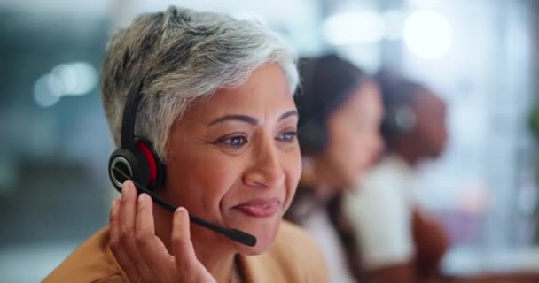 Donna Anziana Agente Call Center Con Cuffie Nel Servizio Clienti — Video Stock