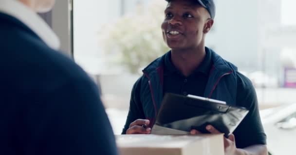 Afrikalı Kurye Pano Müşteriler Için Teslimat Paket Veya Kargo Ile — Stok video