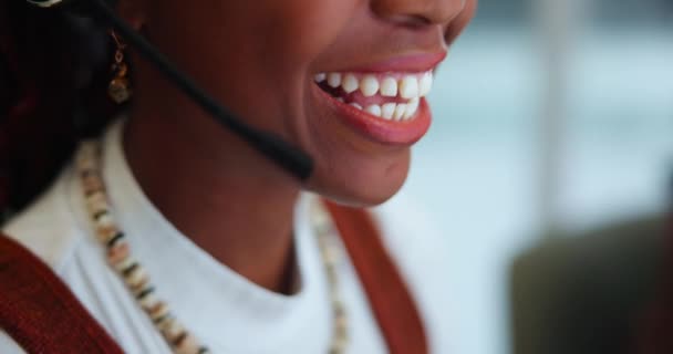 Чорна Жінка Мікрофон Колл Центр Навушниками Обслуговування Клієнтів Або Консультування — стокове відео