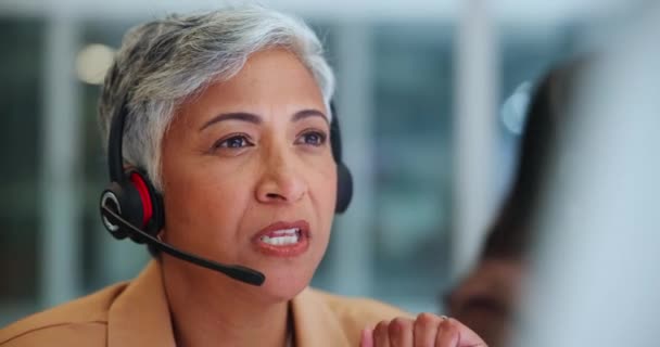 カスタマーサービスまたはオフィスのサポートでヘッドフォン付きシニア女性 コンサルティング コールセンター 成熟した女性の人 コンサルタントやエージェント オンラインアドバイスのために話す サポートや職場でのヘルプ — ストック動画