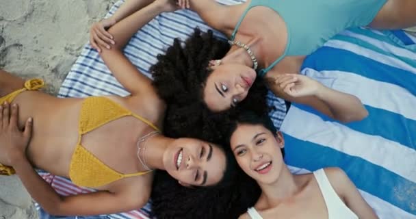 Verano Relajarse Hablar Amigos Mar Aire Libre Manta Para Comodidad — Vídeos de Stock