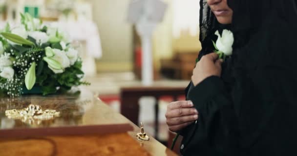 失落和女人在棺材里献花 在教堂举行追悼会 以求得尊重 支持和安慰 丧葬和寡妇与玫瑰 记忆和祈祷在灵性告别的棺材里 — 图库视频影像