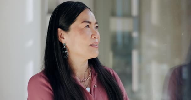 Myślenie Twarz Azjatycka Kobieta Biznesu Budynku Biurowym Pytaniami Zgadnij Lub — Wideo stockowe