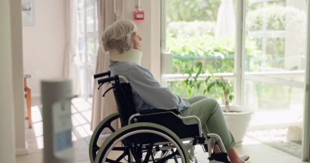 Son Sınıf Öğrencisi Kadın Boyunluk Tekerlekli Sandalyedeki Yaralanma Için Kaza — Stok video