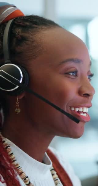 办公室客户服务呼叫中心配备耳机的黑人女性 面部和咨询师 微笑着为非洲女性个人或代理人提供服务 并在网上寻求建议或帮助 — 图库视频影像