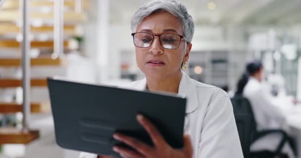 Vetenskap Forskning Och Mogen Kvinna Med Tablett För Medicinska Studier — Stockvideo