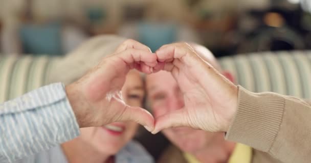 ハンド ハート シニアカップルは ロマンス 絵文字のクローズアップとして愛し サポートし パートナーシップします 古い人々 関連のためのケアやシンボル コミットメントでの連帯や忠誠心 — ストック動画