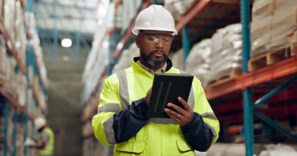 黑色人 库存和检验与石板供应链 物流或质量保障在仓库 拥有库存 核对表或航运技术的非洲男性或存储管理人 — 图库视频影像