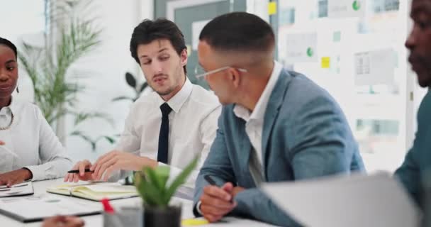 Podnikatelé Plánování Týmová Spolupráce Nápady Setkání Notebooky Brainstorming Pro Řešení — Stock video