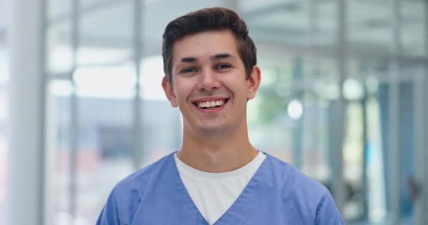 以专业的医疗 健康和医疗人员的身份 在医院里表现出自己的形象 快乐和呵护 从事心脏科临床 服务和职业的医生 工人和男性 带着微笑的雇员和男子 — 图库视频影像