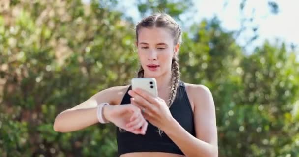 アスリート エクササイズ スマートウォッチ付きの携帯電話は トレーニング 心拍数 またはランニングのための時間を追跡します スポーツ フィットネス 森林の進歩をチェックするための屋外の女性 呼吸と技術 — ストック動画