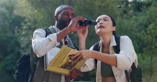Kültéri Erdei Kaland Párok Számára Távcsővel Könyv Madármegfigyelésre Erdőben Utazáshoz — Stock videók