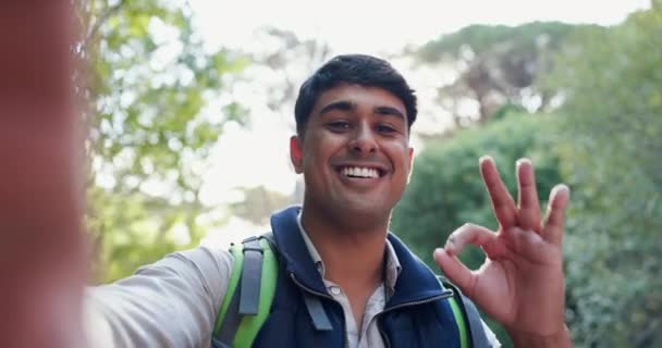 Spor Yürüyüş Hintli Adamın Selfie Macera Yolculuk Doğada Egzersiz Işaretleri — Stok video