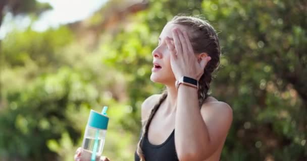 Kobieta Relaks Ćwiczenia Przyrodzie Wody Pitnej Nawodnienia Zmęczony Głęboki Oddech — Wideo stockowe