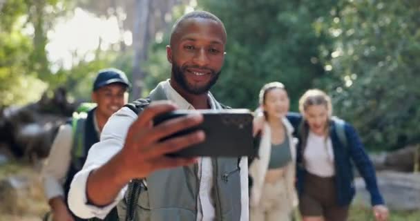 Amigos Caminhadas Selfie Pessoas Natureza Para Aventura Viagem Caminhadas Para — Vídeo de Stock