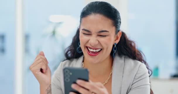 Zakelijke Vrouw Telefoon Enthousiast Het Kantoor Voor Sociale Media Chatten — Stockvideo