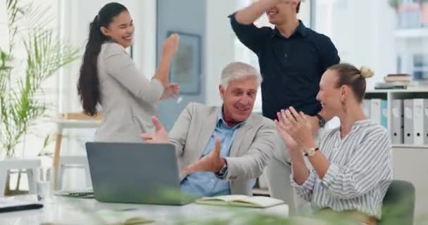コンピュータ ハイ5およびオフィスのビジネスの人々のチームはよいニュース 達成または成功を備えています 職場のノートパソコンで祝う手 コラボレーション プロの従業員をクラッピングする — ストック動画