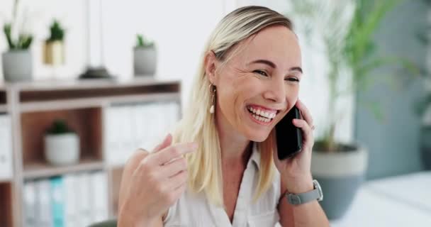 Ευτυχισμένη Γυναίκα Δουλειά Και Συζήτηση Τηλεφώνημα Για Επικοινωνία Δικτύωση Στο — Αρχείο Βίντεο