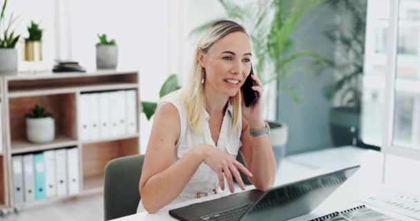 ビジネス女性 オフィスでのコミュニケーションやネットワーキングのための電話で幸せで会話 笑顔で女性や従業員 職場での議論のためのモバイルスマートフォンで話す — ストック動画