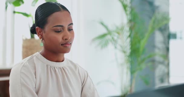 Бизнес Женщина Думающая Принимающая Решения Ноутбуком Выбора Планирования Исследования Офисе — стоковое видео