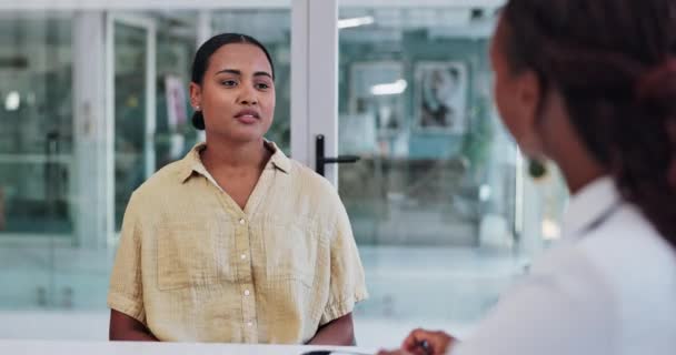 Femme Médecin Malade Avec Discussion Sur Diagnostic Avec Maux Tête — Video
