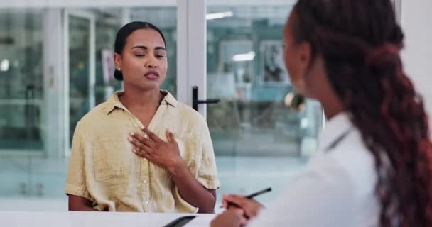 Femme Médecin Malade Parlant Diagnostic Avec Maux Tête Douleurs Cou — Video