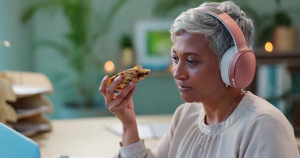 Écouteurs Pizza Femme Affaires Sur Ordinateur Portable Pour Pause Déjeuner — Video