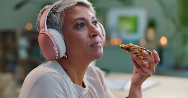 Écouteurs Pizza Femme Affaires Senior Pour Pause Déjeuner Manger Dîner — Video