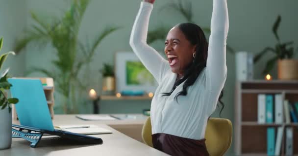 Bisnis Laptop Atau Wanita Bahagia Dengan Kertas Lemparan Sukses Dan — Stok Video