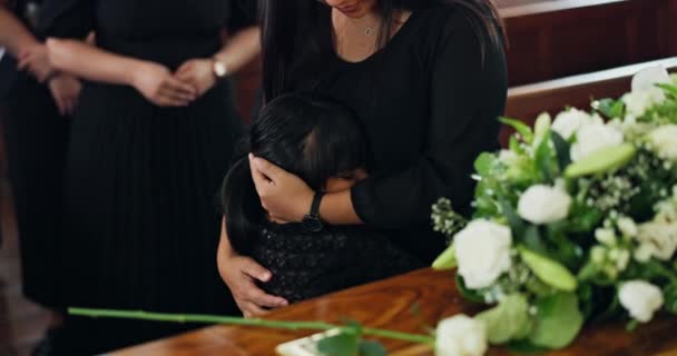 Śmierć Żal Rodzina Przez Trumnę Kościele Żałoba Matka Pocieszać Dziecko — Wideo stockowe