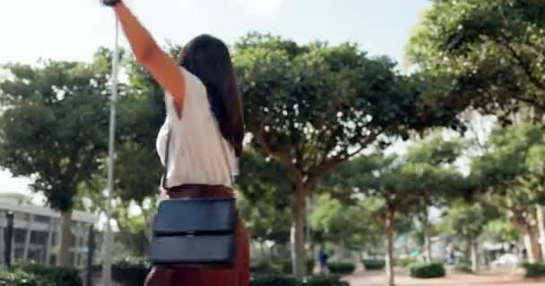 Negócios Spin Mulher Com Papel Celebração Felicidade Com Promoção Bônus — Vídeo de Stock