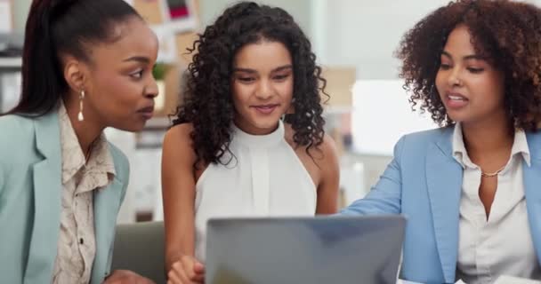 Üzleti Női Laptop Találkozó Ötletbörze Projektmenedzsment Együttműködés Ötletekkel Digitális Javaslat — Stock videók