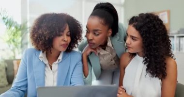 Tartışma, toplantı ve dizüstü bilgisayarlı mutlu kadınlar, proje yönetimi ve fikirler için takım çalışması. Yaratıcı başlangıçta dijital öneri, işbirliği ve kahkaha araştırmaları.