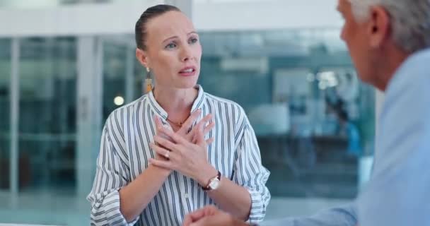 Bröst Läkare Och Kvinna Patient Med Smärta Lungor Och Andningsproblem — Stockvideo