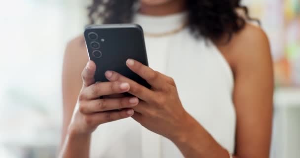 Mujer Negocios Manos Mecanografía Con Teléfono Para Comunicación Redes Sociales — Vídeo de stock