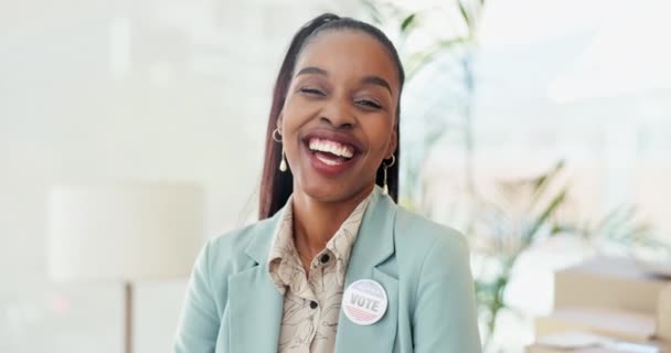 徽章和脸的黑人妇女与别针选举和投票决定带着微笑 在工作和政府管理部门的登记 滑稽肖像画和竞选助手或政治家 — 图库视频影像