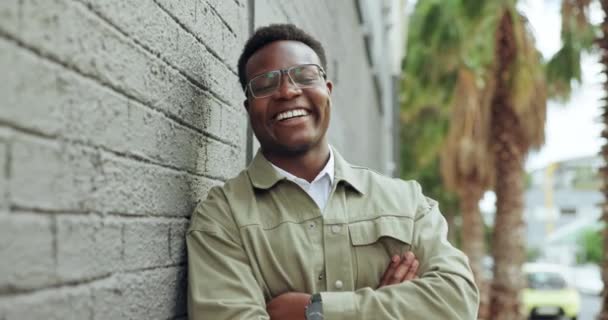 Homme Affaires Africain Bras Croisés Visage Dans Rue Avec Sourire — Video