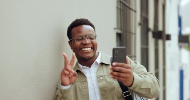Uomo Affari Selfie Segno Pace Città Con Sorriso Fotografia Memoria — Video Stock