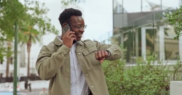 Figyeld Idő Telefonhívás Egy Férfitól Városban Ütemtervvel Késéssel Emlékeztetővel Szabadban — Stock videók