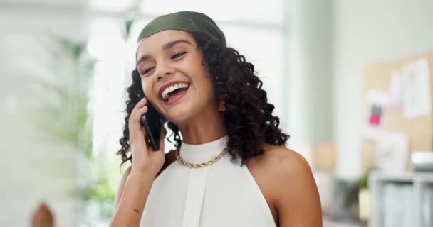 Projektant Mody Telefon Kobieta Biznesu Biurze Rozmowę Czat Dyskusję Online — Wideo stockowe