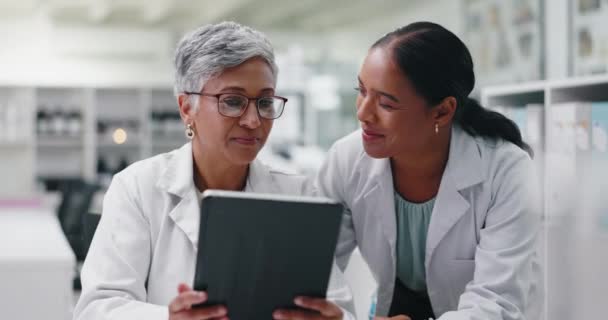 Laboratorio Investigación Equipo Mujeres Con Tableta Para Ciencia Médica Resultados — Vídeos de Stock