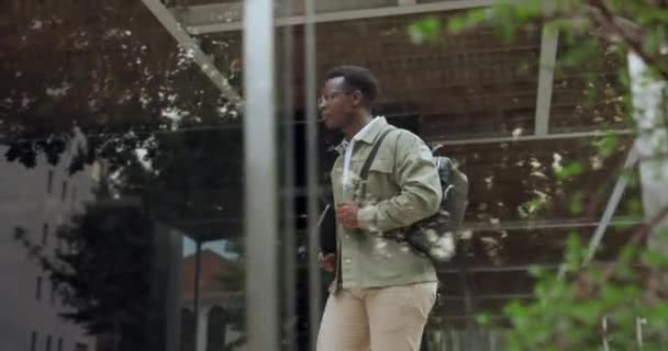 Homem Negro Construindo Andar Com Mochileiro Para Trabalhar Confiança Formal — Vídeo de Stock