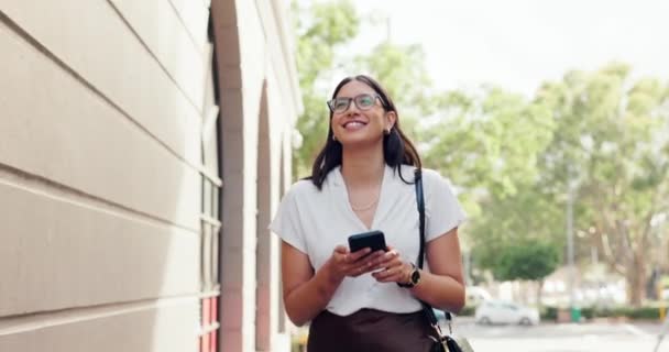 Mujer Feliz Caminando Negocios Con Teléfono Una Ciudad Para Trabajo — Vídeos de Stock