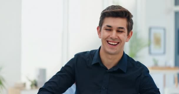 Homem Negócios Sorriso Rosto Escritório Com Confiança Orgulho Carreira Profissional — Vídeo de Stock