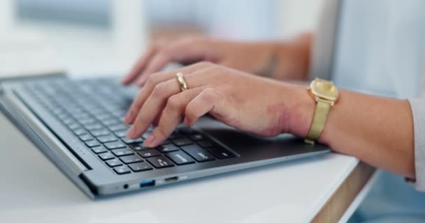 作为记者或博客文章或研究 报告或网络进行在线交流的人手 笔记本电脑和打字 案头上的人 手指和键盘 用于抄写或上网 评论或写作 — 图库视频影像