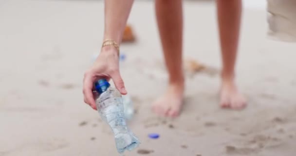 Ludzie Ręce Plaża Torbą Recyklingu Plastikowych Butelek Czyszczenia Lub Ratowania — Wideo stockowe