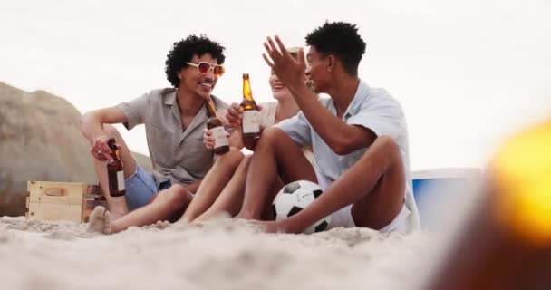Φίλοι Γελώντας Και Μιλώντας Στην Παραλία Μπύρα Για Δέσιμο Κουτσομπολιό — Αρχείο Βίντεο