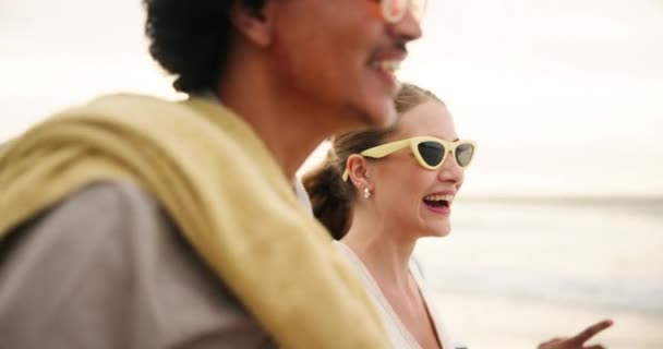 快乐的人 度假时在海边散步或聊天 观光或在大自然的历险中结合在一起 女人和朋友在海滩上讨论和笑着讲笑话 — 图库视频影像