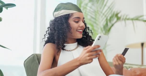 Kobieta Smartfon Karta Kredytowa Zakupy Online Płatności Śmiech Zniżki Stronie — Wideo stockowe