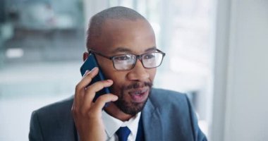 Modern bir ofiste iş, gülümseme ve siyahi adamla telefon görüşmesi. Cep telefonu olan Afrikalı, girişimci ve avukat program ve son teslim tarihi için sohbet ediyorlar..